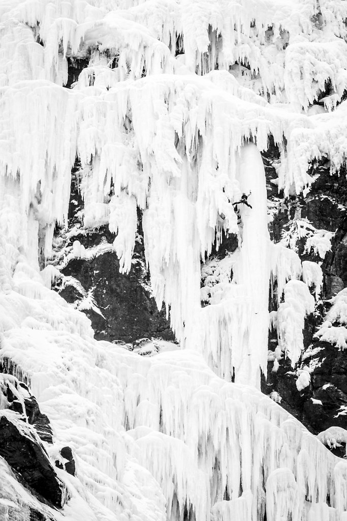 Climbing highest frozen water fall in Norway. Escalade de la plu