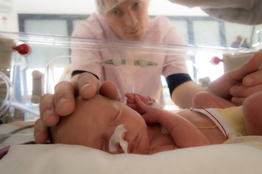 J7- Les soignants conseillent aux parents de placer leurs mains sur les pieds et la tête du bébé pour le contenir et ainsi le rassurer.