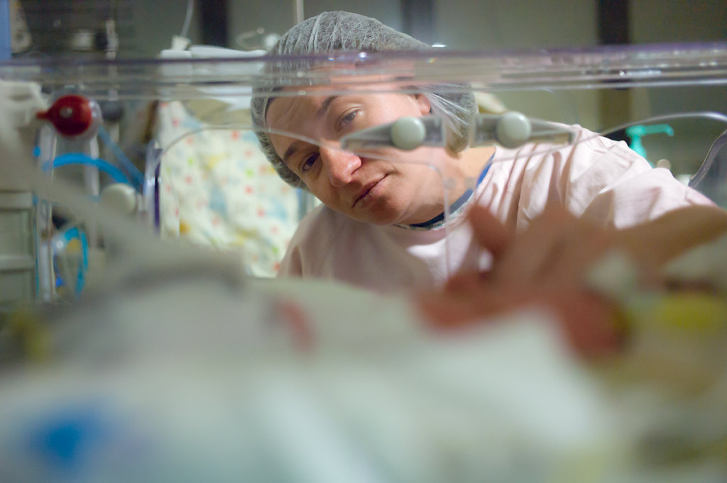 J1 – 4h57 – Service de Réanimation néonatale. L’accouchement sans péridurale  par voie basse a permis à la mère d’être rapidement sur pied et de pouvoir se rendre dès la sortie de la salle d’accouchement auprès de son enfant. Regard inquiet.
