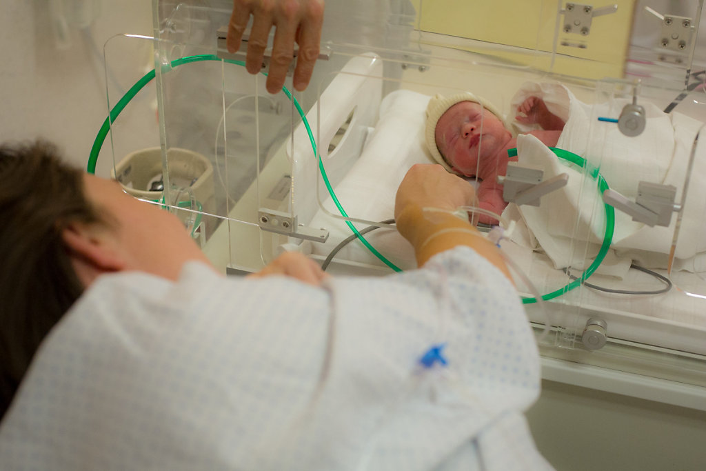 J1– 2h52 -  L’équipe pédiatrique repasse un court instant par la salle d’accouchement pour présenter le bébé à sa mère.