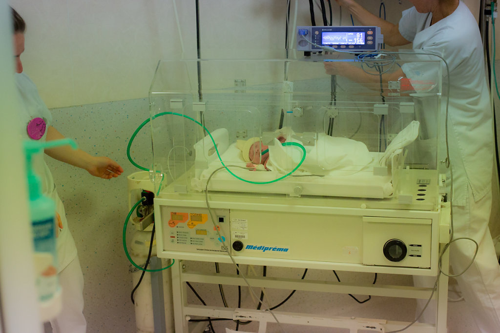 J1– 2h50. Le nourrisson est placé en couveuse pour être transféré en soins intensifs.