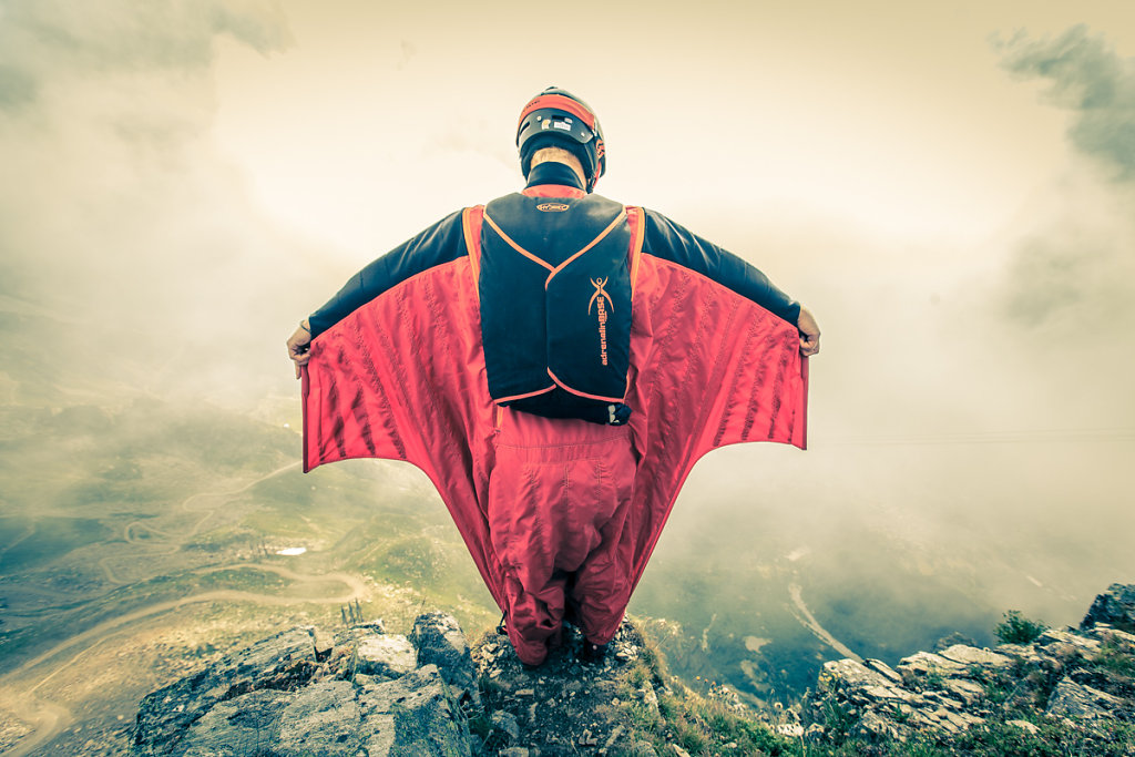 Ready to jump with wingsuit. Prêt à sautr en wingsuit. 